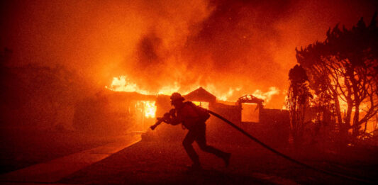 Властите в Лос Анджелис: Част от евакуираните заради пожарите да не се връщат поне седмица