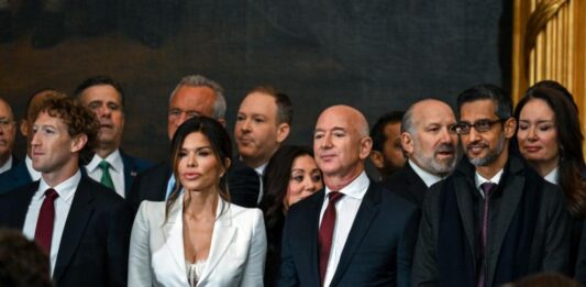 Годеницата на Безос бе критикувана заради провокативния си тоалет (СНИМКИ)