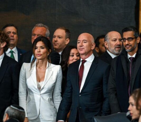 Годеницата на Безос бе критикувана заради провокативния си тоалет (СНИМКИ)