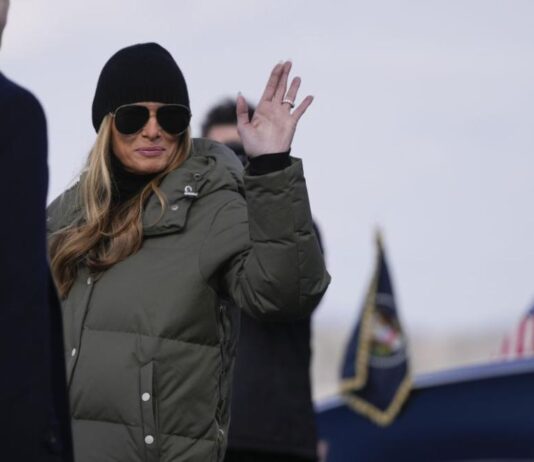 Мелания замени строгите костюми с пухенка, дънки и кубинки (СНИМКИ)