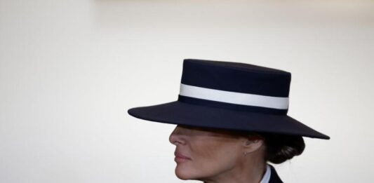 Шапката, която скри погледа на Мелания: Има ли тайно послание (СНИМКИ)