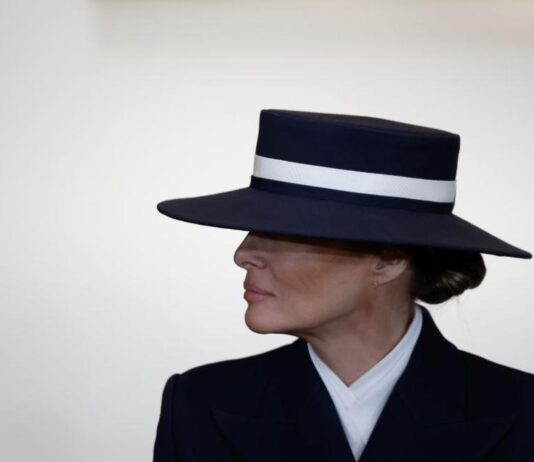 Шапката, която скри погледа на Мелания: Има ли тайно послание (СНИМКИ)