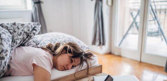 Защо е вредно за здравето да използвате телефона си веднага след събуждане