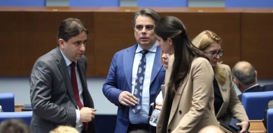 Асен Василев: ГЕРБ си търсят оправдание да не влезем в еврозоната