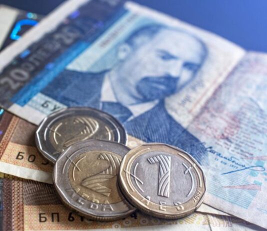 Със 144 лв. повече: Минималната заплата вече е 1077 лв.