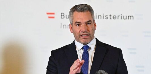 Карл Нехамер подава оставка, какво следва за Австрия?