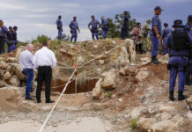 Над 100 души загинаха в затворена златна мина в Южна Африка