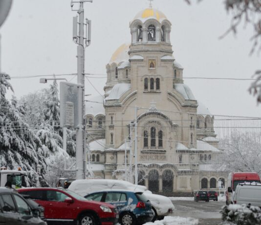 Общо 180 снегорина почистват улиците на София
