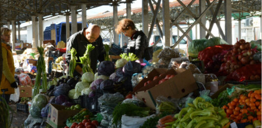Повечето основни храни поевтиняват на борсите у нас
