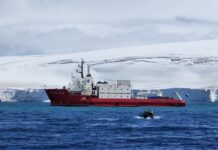 Част от екипажа на научноизследователския кораб „Св. св. Кирил и Методий“ направи проучване на скалите в залива Емона на остров Ливингстън