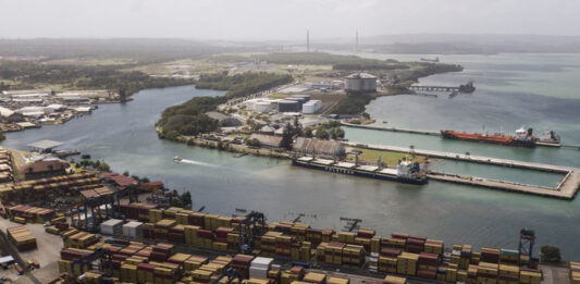 Операторът на Панамския канал отрече да е освободил от такси американските кораби