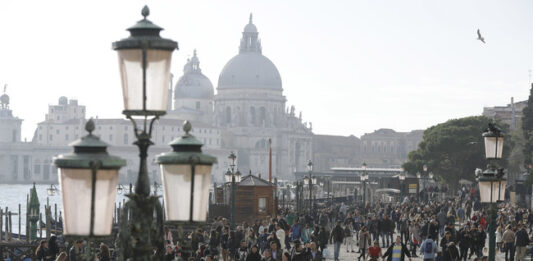 Венеция запазва входната си такса за еднодневни туристи