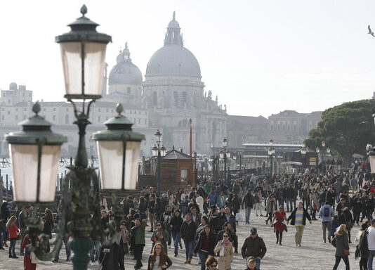 Венеция запазва входната си такса за еднодневни туристи