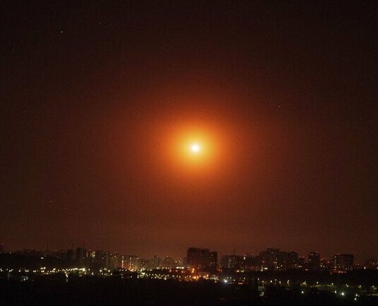 Кличко: Най-малко един човек е убит, а трима бяха ранени при руски ракетен удар по Киев