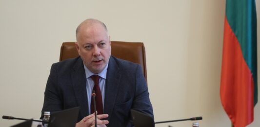 Премиерът Желязков разпореди 24-часов режим на наблюдение на пътната обстановка заради снеговалежите