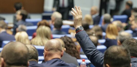 Парламентът удължи заседанието си до приемане на процедурни правила за кандидати за съдия в Конституционния съд от квотата на НС