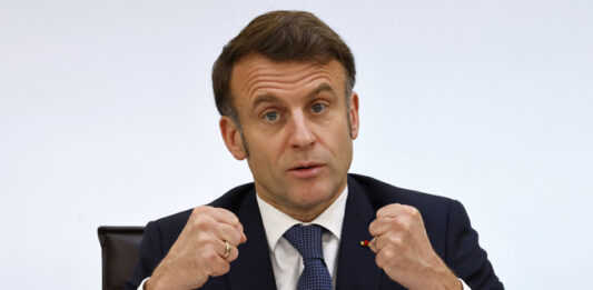 Макрон заяви, че само украинският президент Зеленски може да договори мир за страната си