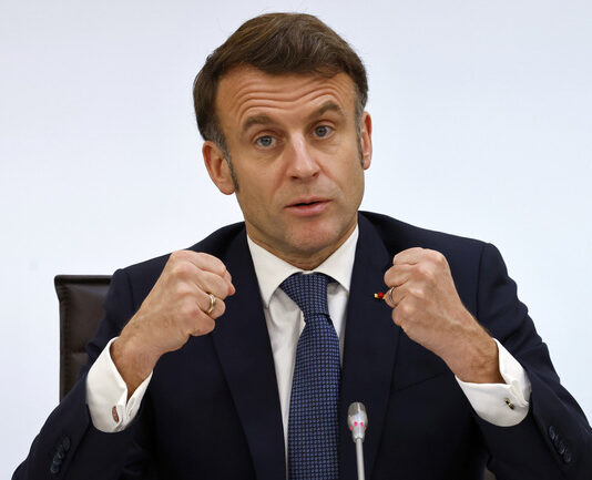 Макрон заяви, че само украинският президент Зеленски може да договори мир за страната си