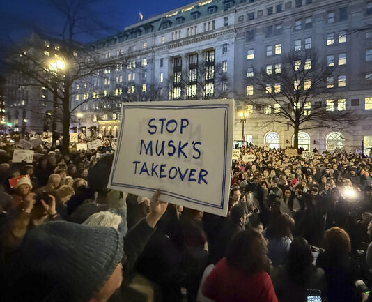 Администрацията на Доналд Тръмп е спряла уволненията на стотици федерални служители, натоварени да работят по програмите за ядрени оръжия на САЩ