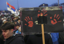 Студенти блокираха централни улици на сръбския град Нови пазар заради ранен свой колега