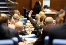 Парламентът прие на второ четене законопроекта за предоставяне на финансова подкрепа на битови крайни клиенти, останали без ток по празниците