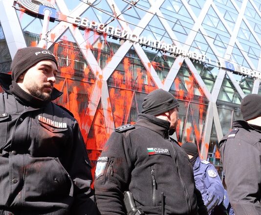 Напрежение възникна пред сградата на представителството на ЕК в София по време на протест на „Възраждане“ срещу еврото