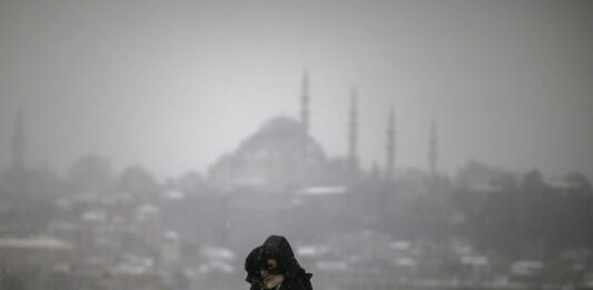 Снежна буря в Истанбул предизвика отмяната на много полети и затвори Босфора