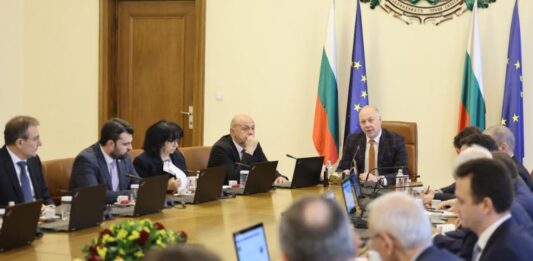 Правителството заседава извънредно заради бюджета и управленската програма