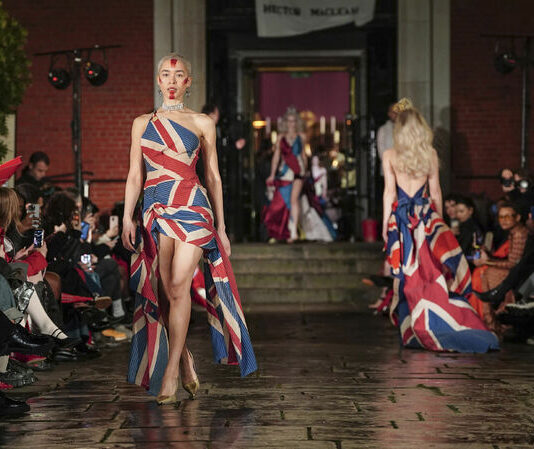 Между корсети и пънк – тенденции от Лондонската седмица на модата