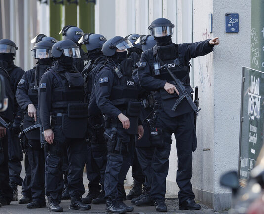 Четирима са ранени при стрелба в Германия, предполагаемо свързана с процес за убийство