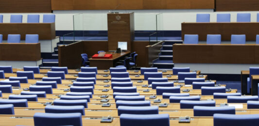 Депутатите обсъждат свалянето на имунитетите на четирима депутати от „Възраждане“