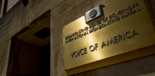 Над 1300 служители на радио „Гласът на Америка“ излизат в отпуск