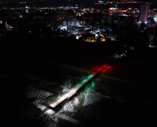 Мостът на централния плаж в курорта „Слънчев бряг“ ще свети в бяло, зелено и червено за 3 март