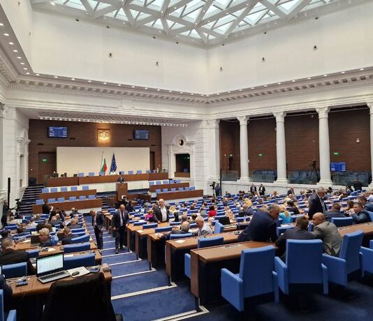 Парламентът заседава извънредно: Изслушва ЦИК и „Информационно обслужване“