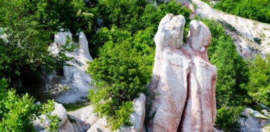 Каменната сватба – любовна легенда, вкаменена завинаги в сърцето на Родопите