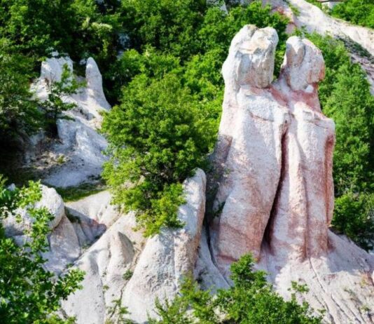 Каменната сватба – любовна легенда, вкаменена завинаги в сърцето на Родопите