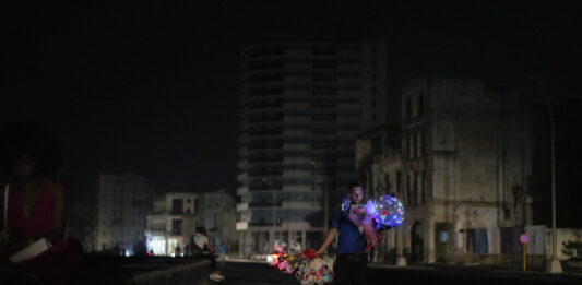 Куба остана втори ден без електричество