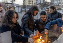 Жителите на Кочани очакват отговори от държавата след смъртоносния пожар