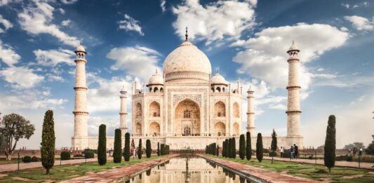 Тадж Махал: Символ на вечната любов и архитектурно чудо