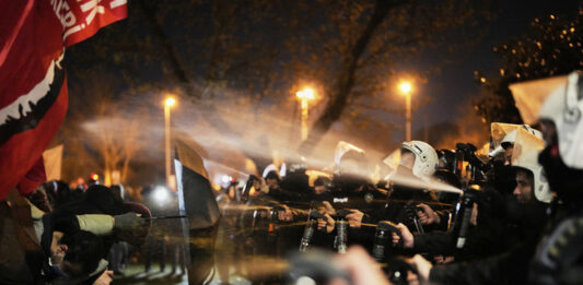 Турските власти задържаха адвоката на затворения кмет на Истанбул