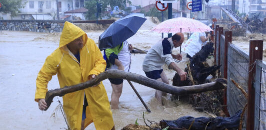 Гръцките власти издадоха забрана за движение на остров Парос на фона на екстремни метеорологични условия