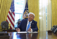 Тръмп подписа указ за улесняване на привиличането в САЩ на корпоративни инвестиции от над 1 милиард долара