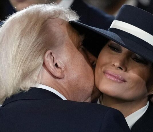 Продават онлайн сватбената рокля на Мелания Тръмп