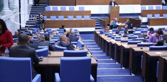 Обсъждат вота на недоверие в Парламента