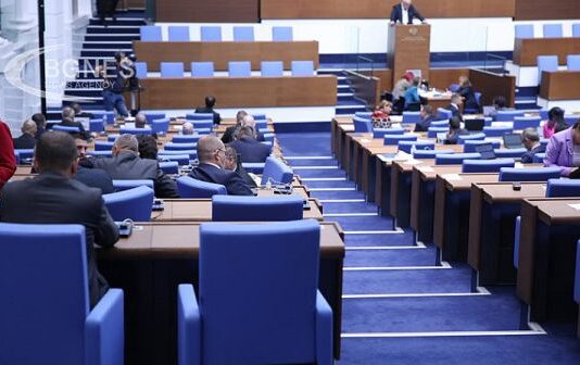 Обсъждат вота на недоверие в Парламента