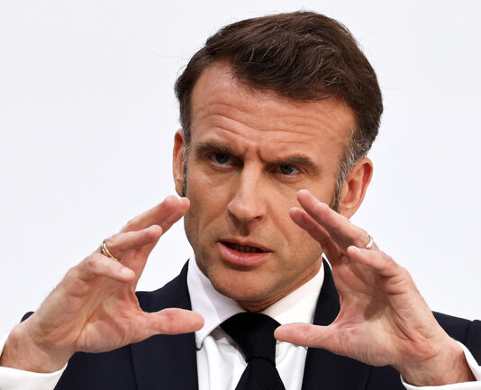 Макрон ще свика среща с представители на бизнес секторите, засегнати от митата на Тръмп