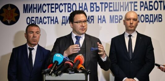 Министър Митов: Качеството на пътната настилка и дисциплината на пътя са най-важни