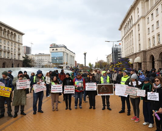 Протестиращи се събраха в центъра на София с призив „Стига смърт на пътя“