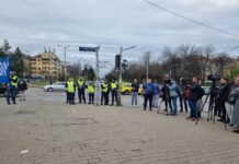 Протестиращи затвориха кръстовището до метростанция „Стадион Васил Левски“, искат по-високи заплати в градския транспорт