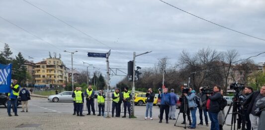 Протестиращи затвориха кръстовището до метростанция „Стадион Васил Левски“, искат по-високи заплати в градския транспорт